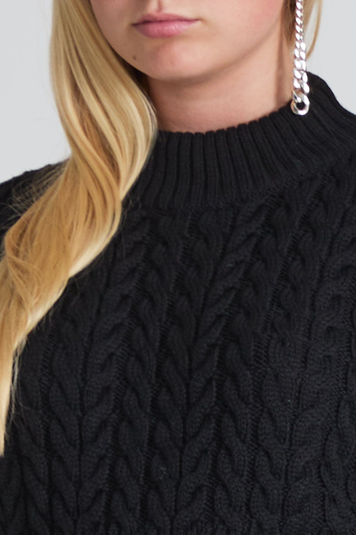 Cropped Cable-Knitted Sweater - Black