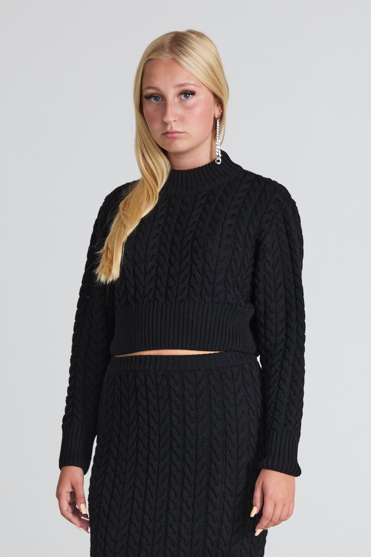 Cropped Cable-Knitted Sweater - Black